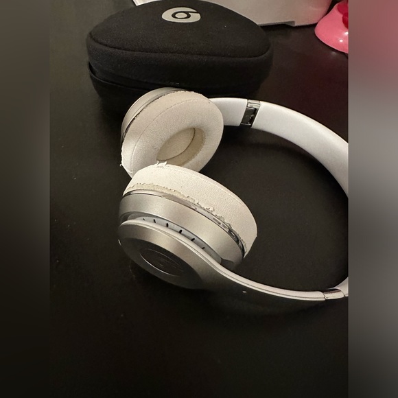 Beats silver grey with case/wires used - Picture 3 of 3